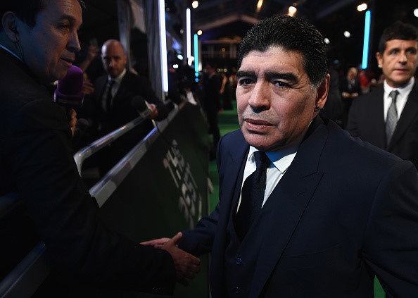 Maradona luôn đeo 2 đồng hồ trong các sự kiện ảnh 6 Maradona luon deo 2 dong ho trong cac su kien anh 6
