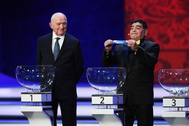 Maradona luôn đeo 2 đồng hồ trong các sự kiện ảnh 3 Maradona luon deo 2 dong ho trong cac su kien anh 3