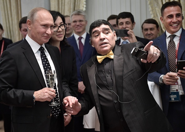Maradona luôn đeo 2 đồng hồ trong các sự kiện ảnh 7 Maradona luon deo 2 dong ho trong cac su kien anh 7
