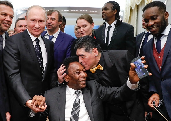 Maradona luôn đeo 2 đồng hồ trong các sự kiện ảnh 8 Maradona luon deo 2 dong ho trong cac su kien anh 8