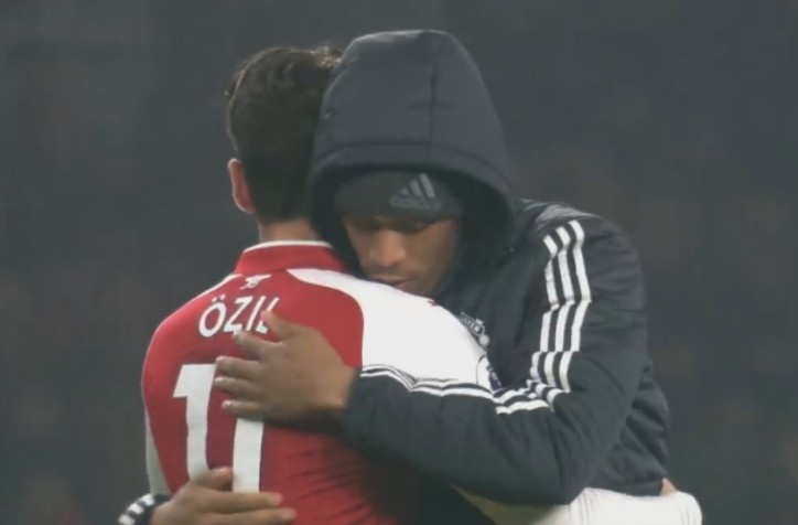 Mung MU thang tran, ngay Oezil roi Arsenal khong con xa hinh anh