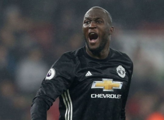 Lukaku suyt hoa toi do voi pha volley ve luoi nha hinh anh