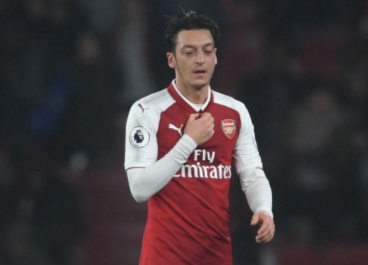 Oezil chuc mung Man Utd thang tran ngay tren san hinh anh