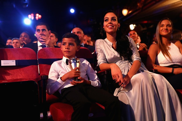 Con trai Ronaldo nhan nhu Messi anh 5