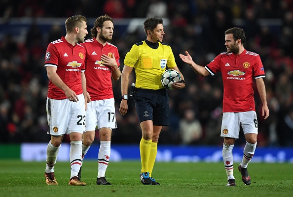 Giải mã bàn thua 'oan ức' của Man Utd  ảnh 2 Giai ma ban thua 'oan uc' cua Man Utd anh 2