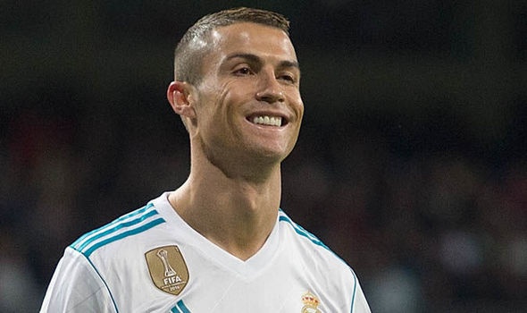 Ronaldo loai Messi khoi doi hinh hay nhat Champions League hinh anh