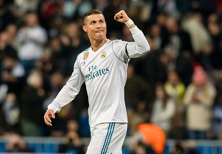 Sut xa ghi ban ha Dortmund, Ronaldo di vao lich su cup chau Au hinh anh