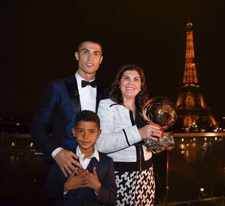 Ronaldo khoe Quả bóng vàng thứ 5 ảnh 4 Ronaldo khoe Qua bong vang thu 5 anh 4