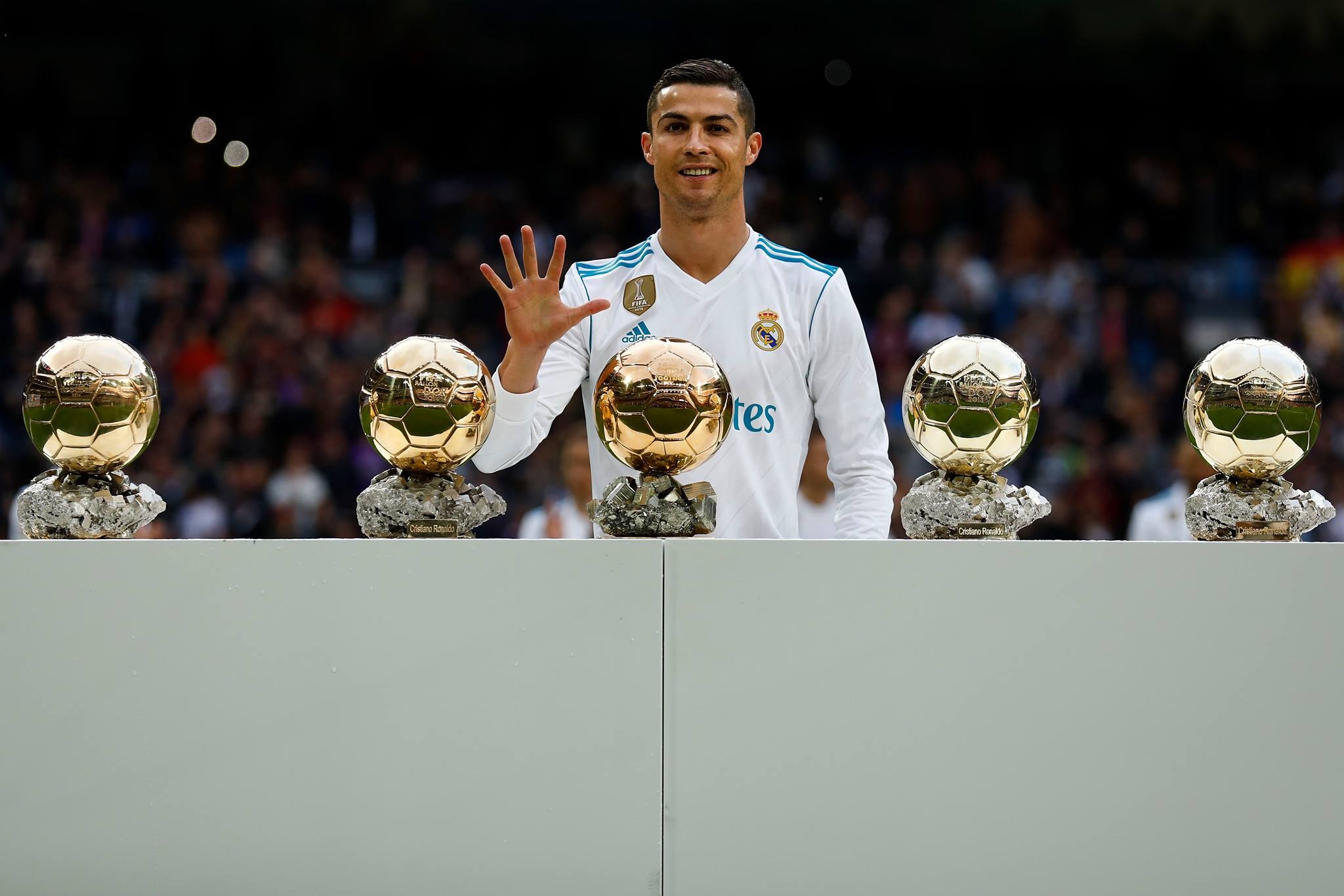 Ronaldo khoe Quả bóng vàng thứ 5 ảnh 3 Ronaldo khoe Qua bong vang thu 5 anh 3