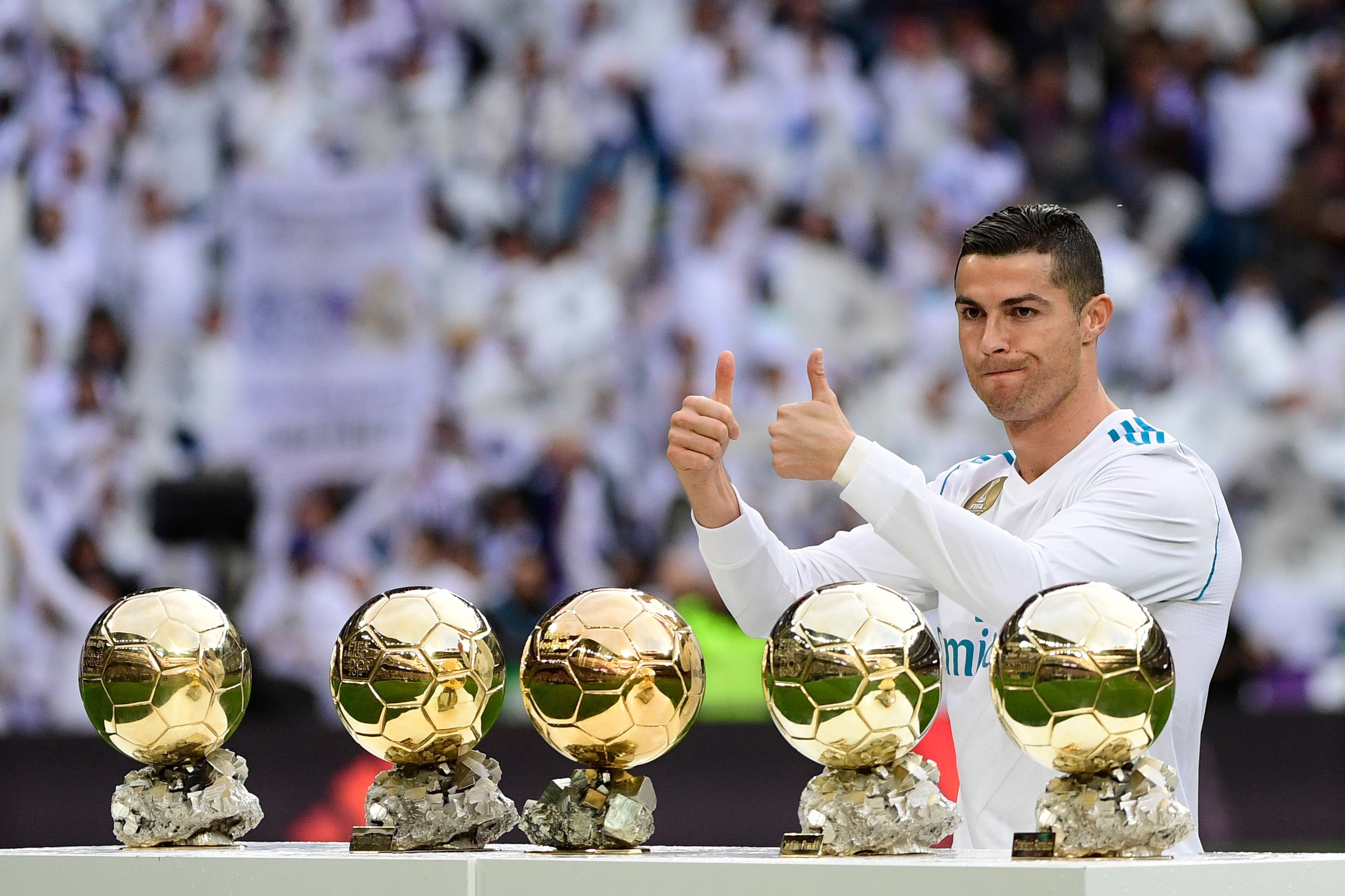 Ronaldo khoe Quả bóng vàng thứ 5 ảnh 1 Ronaldo khoe Qua bong vang thu 5 anh 1