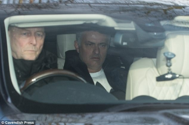 Thầy trò Mourinho hậm hực đến sân tập ảnh 1 Thay tro Mourinho ham huc den san tap anh 1