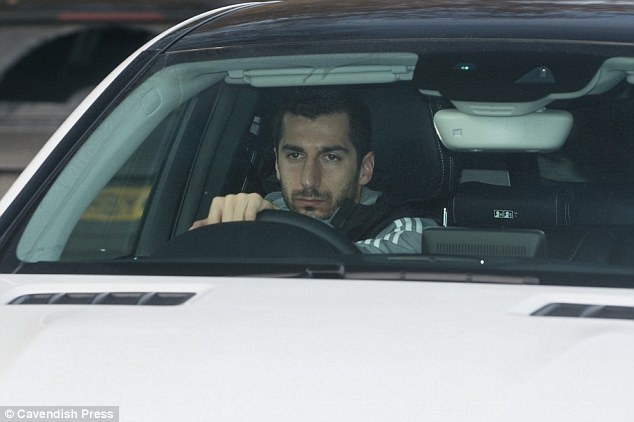 Thầy trò Mourinho hậm hực đến sân tập ảnh 2 Thay tro Mourinho ham huc den san tap anh 2