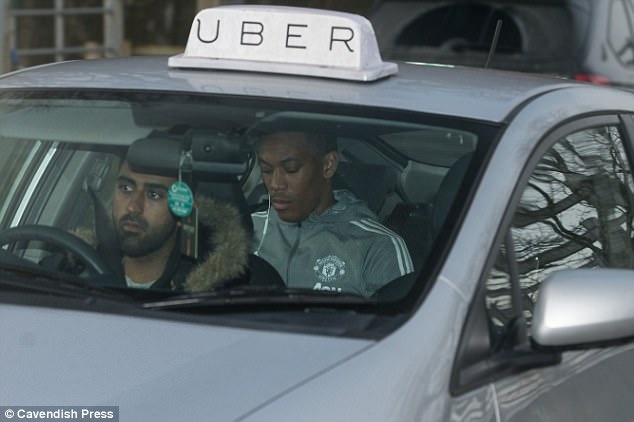 Thầy trò Mourinho hậm hực đến sân tập ảnh 4 Thay tro Mourinho ham huc den san tap anh 4