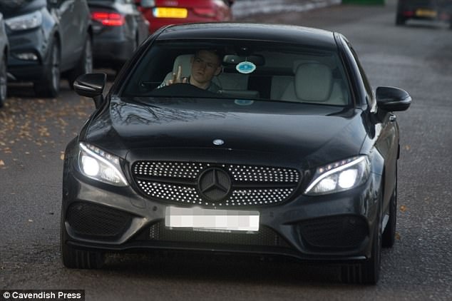 Thầy trò Mourinho hậm hực đến sân tập ảnh 5 Thay tro Mourinho ham huc den san tap anh 5