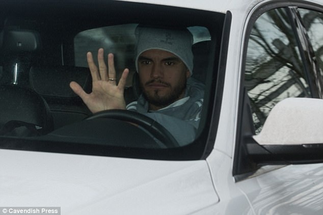 Thầy trò Mourinho hậm hực đến sân tập ảnh 7 Thay tro Mourinho ham huc den san tap anh 7