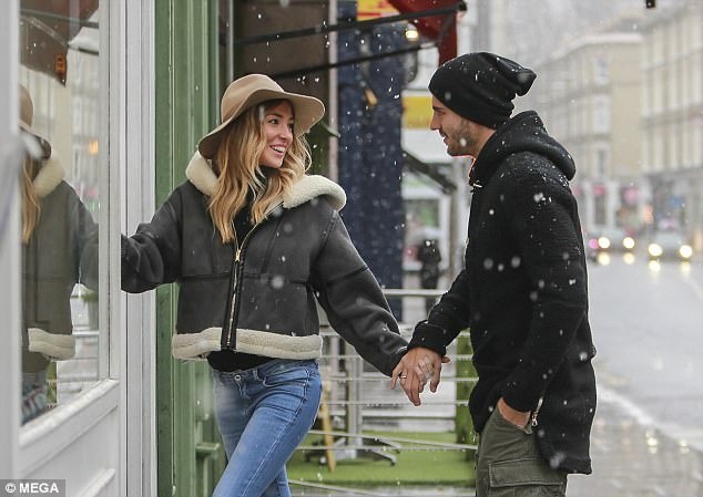 Morata dua vo di mua do don con dau long anh 3