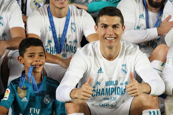 Ronaldo nhường con trai đeo huy chương vô địch ảnh 16 Ronaldo nhuong con trai deo huy chuong vo dich anh 16