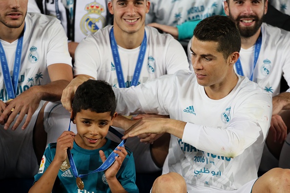 Ronaldo nhường con trai đeo huy chương vô địch ảnh 15 Ronaldo nhuong con trai deo huy chuong vo dich anh 15