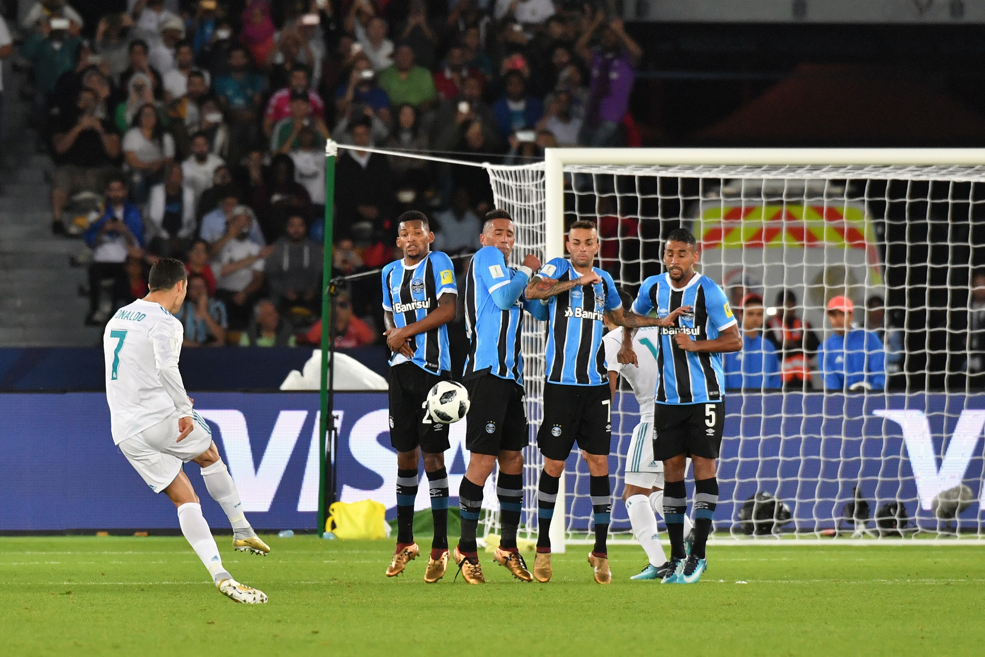 Ronaldo nhường con trai đeo huy chương vô địch ảnh 6 Ronaldo nhuong con trai deo huy chuong vo dich anh 6