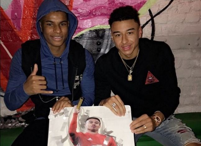 Lingard to chuc tiec sinh nhat am cung cung Marcus Rashford hinh anh