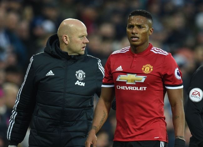 Ac mong gan khoeo lai lam MU lo lang hinh anh