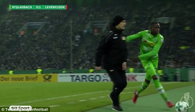 HLV ăn vạ thô thiển ở cúp quốc gia Đức ảnh 1 HLV an va tho thien o cup quoc gia Duc anh 1