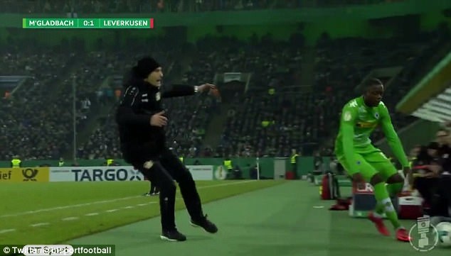 HLV ăn vạ thô thiển ở cúp quốc gia Đức ảnh 2 HLV an va tho thien o cup quoc gia Duc anh 2