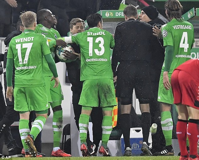 HLV ăn vạ thô thiển ở cúp quốc gia Đức ảnh 5 HLV an va tho thien o cup quoc gia Duc anh 5