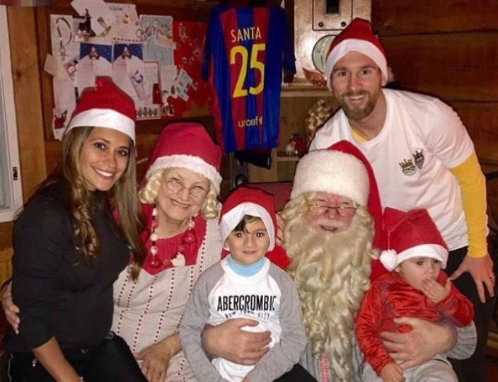 Ronaldo, Messi rang ro don Giang sinh ben gia dinh hinh anh