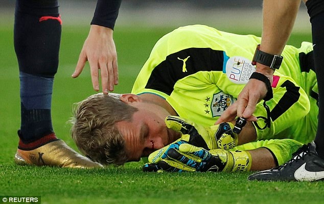 Sao Premier League bi cam 3 tran vi da rach mat thu mon hinh anh