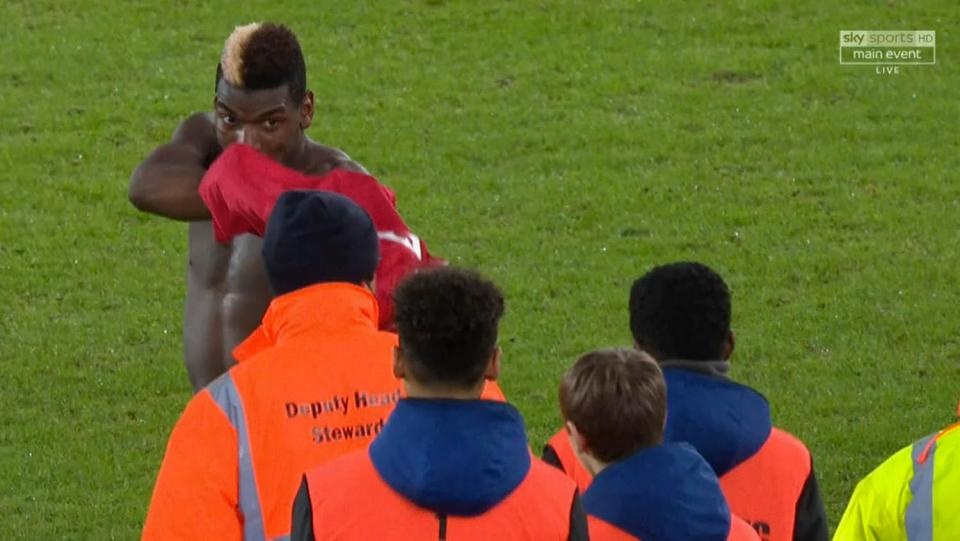 Pogba tặng áo đấu cho cậu bé nhặt bóng ảnh 2 Pogba tang ao dau cho cau be nhat bong anh 2