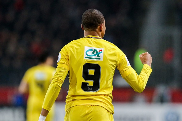 Bi Mbappe cuop so ao, ngay Cavani roi PSG khong con xa? hinh anh