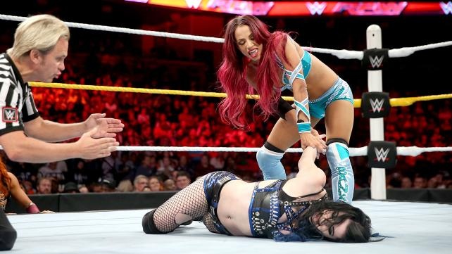 Cu dap tu sau khien do vat nu WWE giai nghe som hinh anh