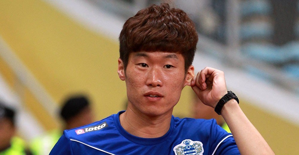 Park Ji Sung mat 2 nguoi than trong cung mot ngay hinh anh
