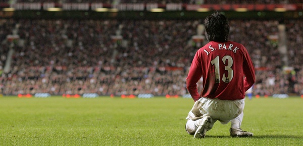 Park Ji Sung mat 2 nguoi than anh 1