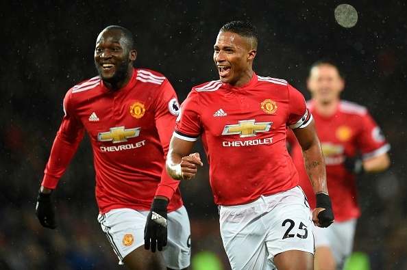 Valencia dut diem dang cap, Man Utd nhe nhang vuot ai Stoke City hinh anh