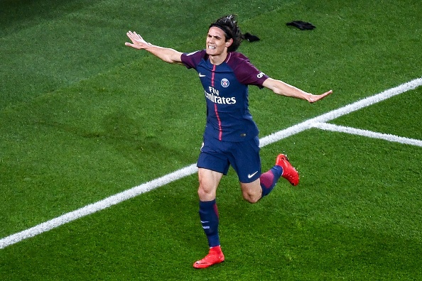 Cavani hut hang khi dong doi khong den an mung hinh anh