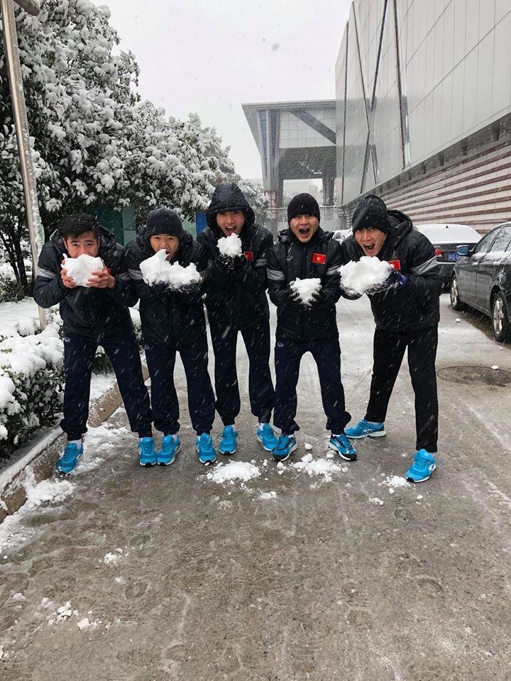 Cầu thủ U23 thích thú nghịch tuyết ảnh 1 Cau thu U23 thich thu nghich tuyet anh 1