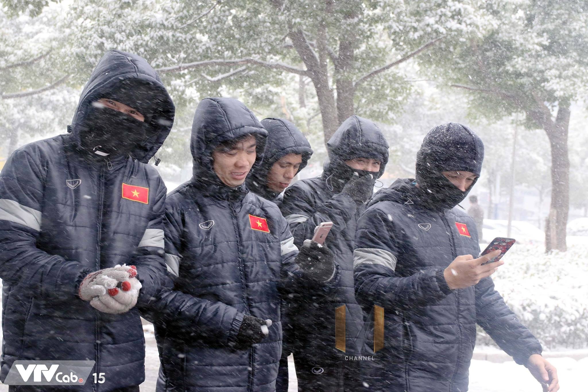 Cầu thủ U23 thích thú nghịch tuyết ảnh 5 Cau thu U23 thich thu nghich tuyet anh 5