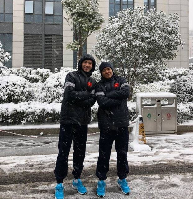 Cầu thủ U23 thích thú nghịch tuyết ảnh 2 Cau thu U23 thich thu nghich tuyet anh 2