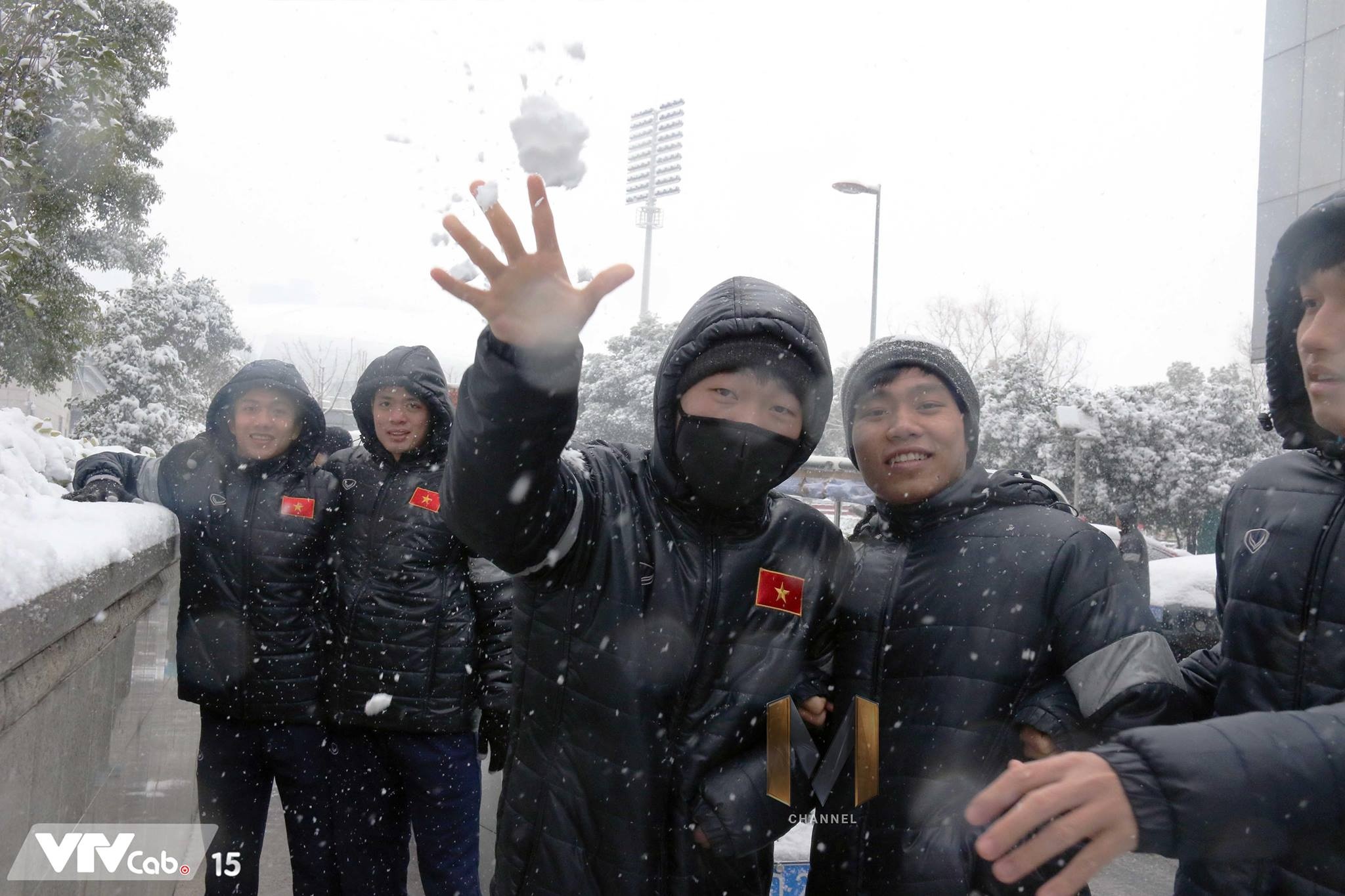 Cầu thủ U23 thích thú nghịch tuyết ảnh 6 Cau thu U23 thich thu nghich tuyet anh 6