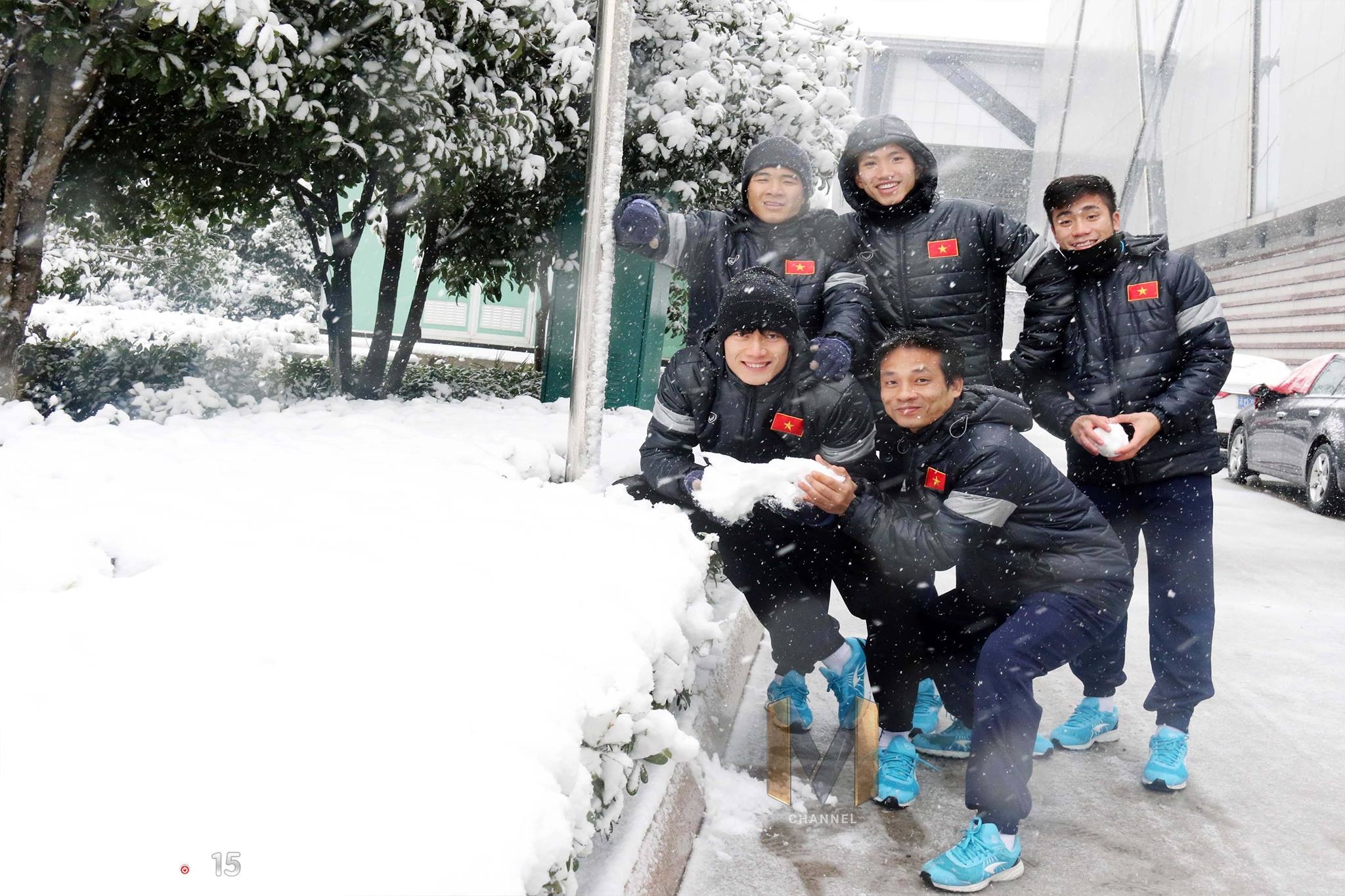 Cầu thủ U23 thích thú nghịch tuyết ảnh 8 Cau thu U23 thich thu nghich tuyet anh 8