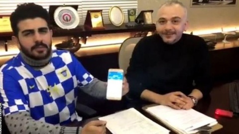 Thuong vu dau tien trong lich su thanh toan bang bitcoin hinh anh