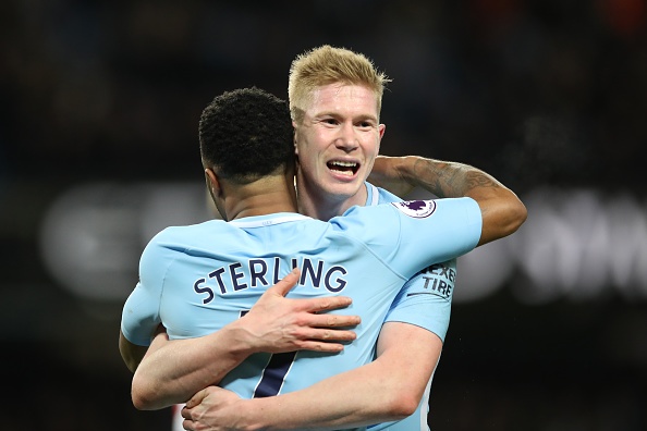 De Bruyne vuot mat Messi, Jamie Vardy di vao lich su NHA hinh anh