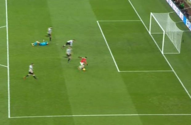 pha bỏ lỡ không tưởng của Alexis Sanchez ảnh 2 pha bo lo khong tuong cua Alexis Sanchez anh 2