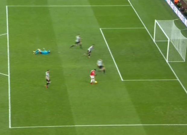 pha bỏ lỡ không tưởng của Alexis Sanchez ảnh 4 pha bo lo khong tuong cua Alexis Sanchez anh 4