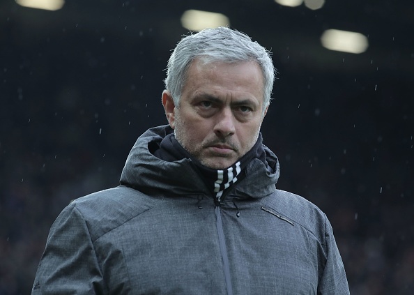 Mourinho goi cau thu Newcastle la dong vat sau tran thua hinh anh