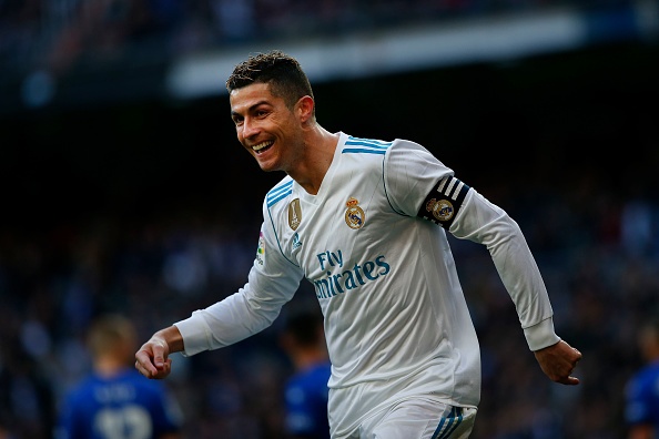 Real Madrid 4-0 Alaves: Ronaldo lap cu dup, nhuong Benzema da 11 m hinh anh