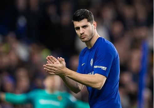 Fan Chelsea doi ap dung VAR sau ban thang bi tuoc cua Morata hinh anh