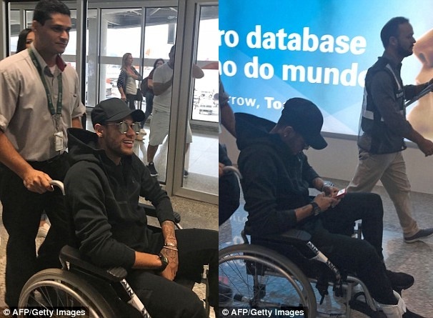 Neymar ngồi xe lăn trở lại Brazil làm phẫu thuật ảnh 1 Neymar ngoi xe lan tro lai Brazil lam phau thuat anh 1